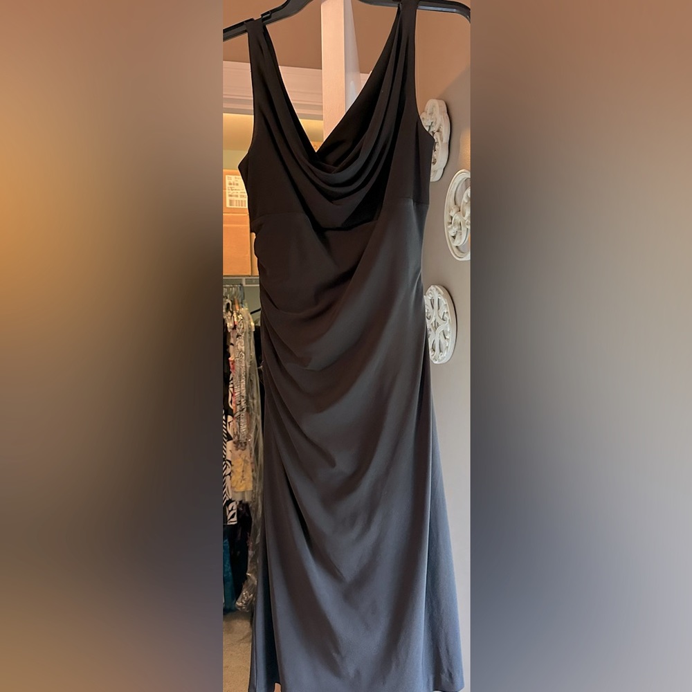 Size 4 “little black dress”. Gorgeous on. Form fitting and flattering.